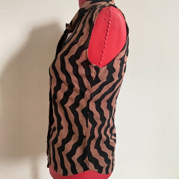 Vintage Sleeveless Button-up blouse with geometric stripes and collar tie detail - Picture 7 of 8